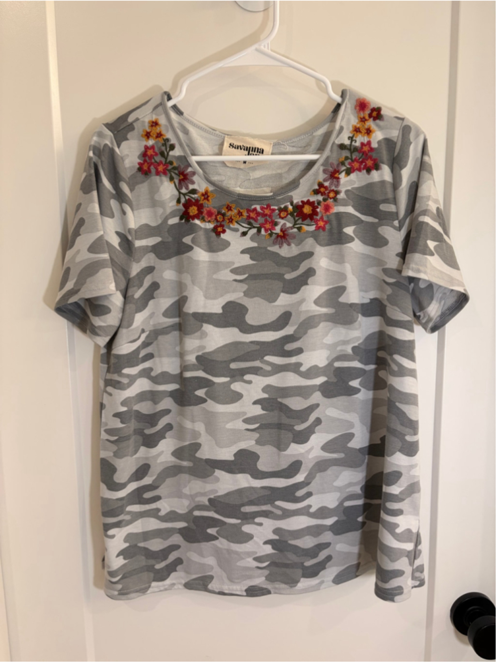 Savanna Jane Floral Embroidered Camo Short Sleeve Top Gray Camouflage Medium EUC